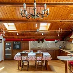 Casa Menek, Ospitar *