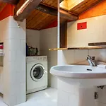 Casa Menek, Ospitar *