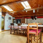 Casa Menek, Ospitar