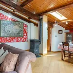 Апартаменты Casa Menek, Ospitar *