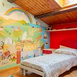 Casa Menek, Ospitar *