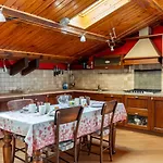 Casa Menek, Ospitar