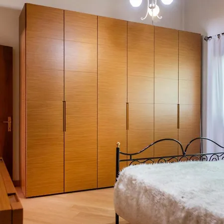 Apartment Casa Menek, Ospitar